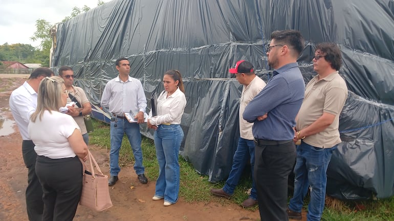 Momento en que la agente fiscal Lourdes Soto, peritos y representantes de la empresa Guaireña intercambian datos sobre el accidente.