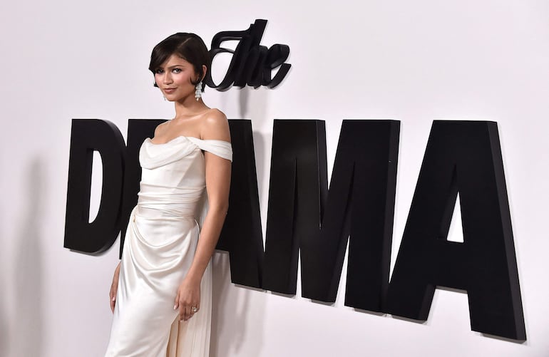 ¡Diosa! Zendaya en la premier de "The Drama" repitió un vestido que ya lució hace 11 años en los Óscar. (LISA O'CONNOR / AFP)
