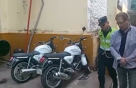 Froilán Peralta (70), esposado, es llevado hasta una patrullera en la Comisaría 1° de San Lorenzo.