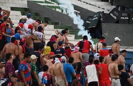 Los episodios de violencia registrados, en el sector de Graderías Norte del estadio Defensores del Chaco, donde los hinchas de Cerro Porteño tuvieron un enfrentamiento con los efectivos de la Policía Nacional.