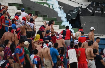 Los episodios de violencia registrados, en el sector de Graderías Norte del estadio Defensores del Chaco, donde los hinchas de Cerro Porteño tuvieron un enfrentamiento con los efectivos de la Policía Nacional.
