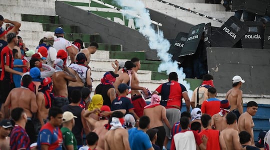 Los episodios de violencia registrados, en el sector de Graderías Norte del estadio Defensores del Chaco, donde los hinchas de Cerro Porteño tuvieron un enfrentamiento con los efectivos de la Policía Nacional.