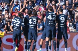 Álex Arce (9), futbolista de Independiente Rivadavia, celebra un gol en el partido frente a Gimnasia y Esgrima de Mendoza por la fecha 16 del torneo Apertura 2026 de la Liga Profesional de Argentina en el estadio Bautista Gargantini, en Mendoza, Argentina.