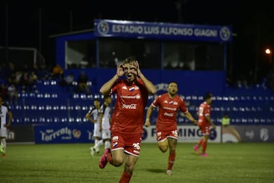 Festejo de Juan Alfaro tras el segundo de Nacional