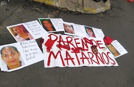 Integrantes de la Articulación Feminista realizaron hoy un acto frente al Ministerio del Trabajo para convocar a la marcha del 8M, el miércoles 8 de Marzo, desde la Plaza Uruguaya desde las 17 horas.