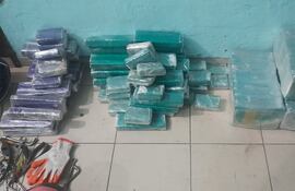 Los "panes" incautados durante un procedimiento para recuperar una moto robada.