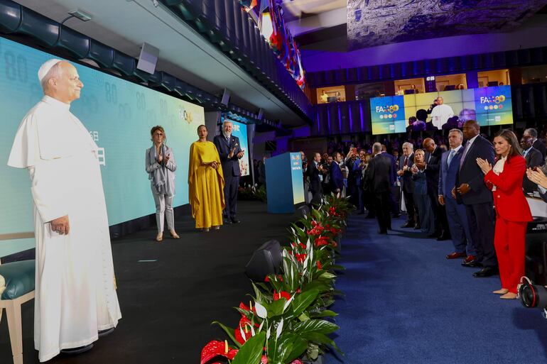 La reina Letizia durante los actos del Día Mundial de la Alimentación, ayer jueves, en la sede romana de la Organización de Naciones Unidas para la Alimentación y la Agricultura (FAO), donde intervino el papa León XIV, entre otras autoridades. (EFE/Casa Real/Francisco Gómez)
