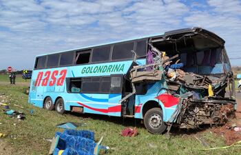 Así quedó el bus tras el accidente fatal.