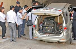 El entonces fiscal Martín Cabrera verifica los equipos de escucha adquiridos por la Senad.