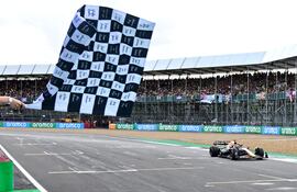 El Red Bull Racing del neerlandés Max Verstappen al cruzar la bandera a cuadros y ganar el Gran Premio de Gran Bretaña, en el circuito de Silverstone, en Silverstone, Inglaterra.
