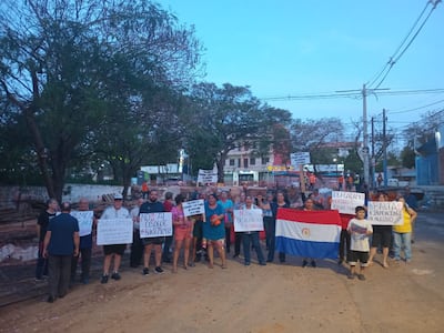 Vecinos de distintos barrios se manifestaron hoy y exigen respuestas al Ministerio de Obras Públicas.