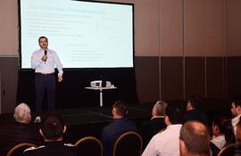 El Ing. Mauricio Baena, sales manager LATAM de Advansor, impartió una charla técnica sobre refrigerantes naturales.