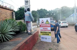 En la ciudad de Villa Elisa instalan carteles en las zonas peligrosas en los días de lluvia.