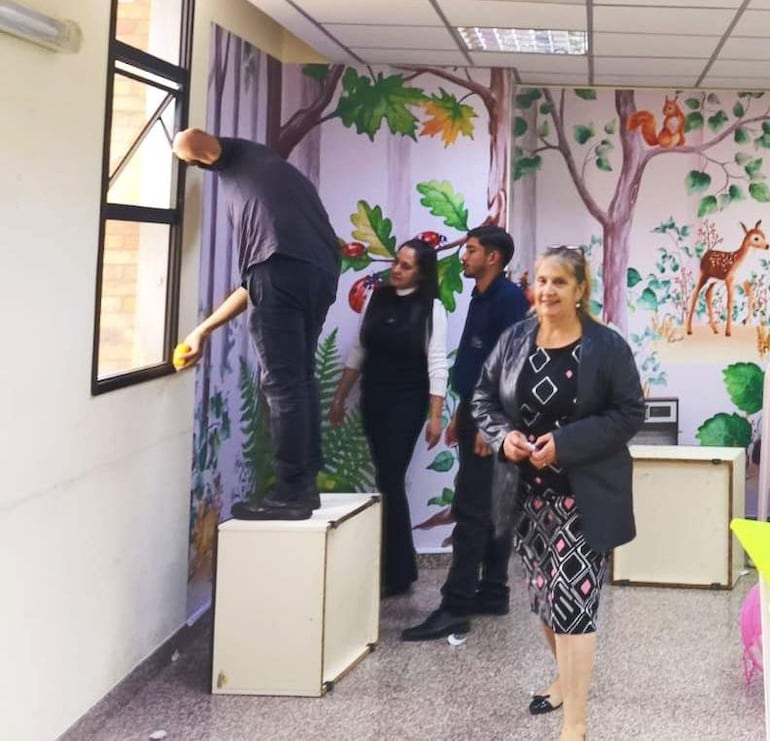 La presidenta de la Circunscripción Judicial de Paraguarí, Rosalinda Guens, supervisa los trabajos del espacio habilitado para los niños.