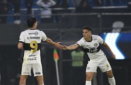 El paraguayo Carlos Sebastián Ferreira (i), jugador de Olimpia, celebra un gol en el partido amistoso frente a Racing en el estadio Defensores del Chaco, en Asunción, Paraguay.