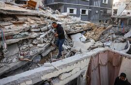 Hombres observan los escombros de una casa destruida por un ataque israelí en Jan Yunis, al sur de la Franja de Gaza, el 29 de octubre de 2025.