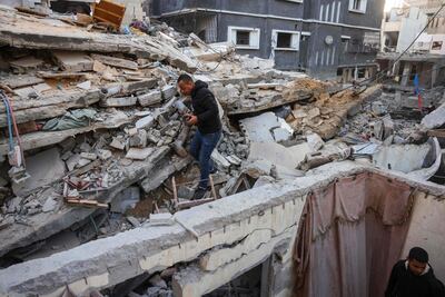Hombres observan los escombros de una casa destruida por un ataque israelí en Jan Yunis, al sur de la Franja de Gaza, el 29 de octubre de 2025.