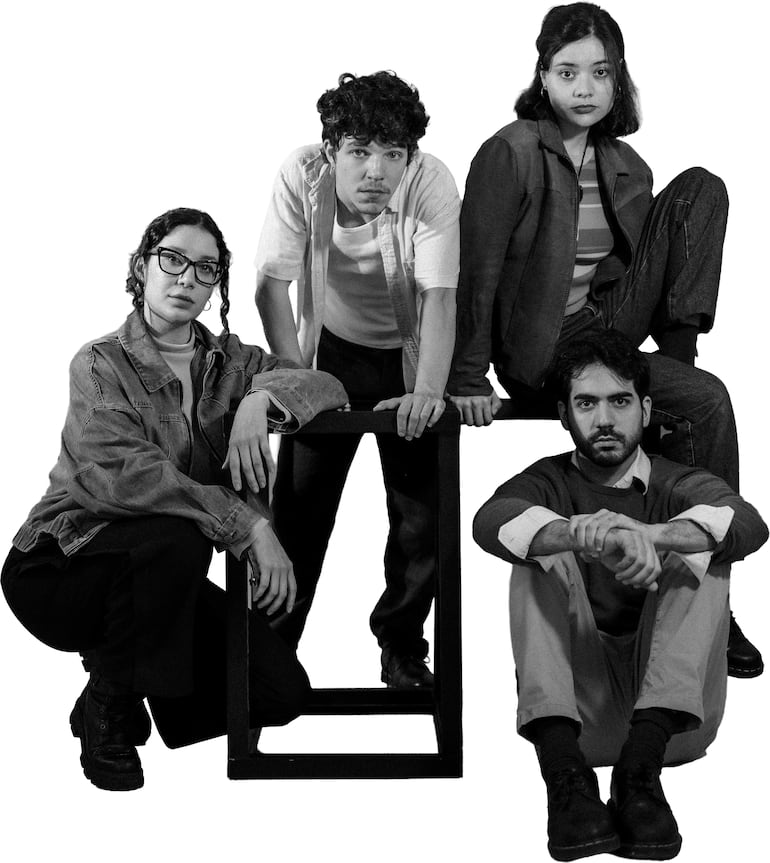 Cuatro miembros del elenco de 'Gorila' posan: mujer de chaqueta de mezclilla, hombre con suéter gris, mujer de chaqueta gris y hombre sentado.