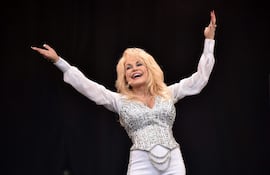 La cantante estadounidense de música country Dolly Parton actúa en el Pyramid Stage, en el último día del Festival de Música y Artes Escénicas de Glastonbury en Worthy Farm, Somerset, al suroeste de Inglaterra, el 29 de junio de 2014. La legendaria cantante y compositora estadounidense de música country Dolly Parton falleció a los 80 años, según anunció su familia el 25 de agosto de 2026.
