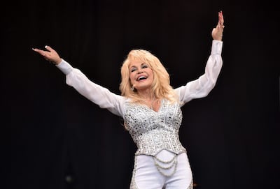 La cantante estadounidense de música country Dolly Parton actúa en el Pyramid Stage, en el último día del Festival de Música y Artes Escénicas de Glastonbury en Worthy Farm, Somerset, al suroeste de Inglaterra, el 29 de junio de 2014. La legendaria cantante y compositora estadounidense de música country Dolly Parton falleció a los 80 años, según anunció su familia el 25 de agosto de 2026.