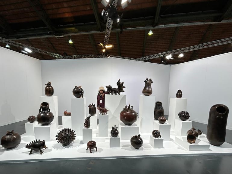 La ceramista Julia Isídrez posa junto a las obras que conforman su presentación individual en la feria Ceramic Brussels.