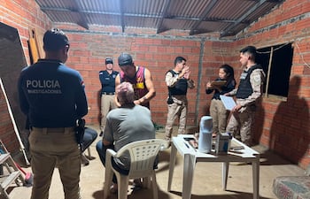 Agentes de la comisaría local y efectivos de Investigaciones conversan con la víctima del violento asalto ocurrido en R.I. 3 Corrales, Caaguazú.