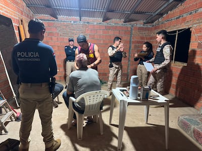 Agentes de la comisaría local y efectivos de Investigaciones conversan con la víctima del violento asalto ocurrido en R.I. 3 Corrales, Caaguazú.