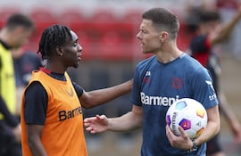 Leverkusen (Germany), 15/05/2024.- Bayer Leverkusen head coach Xabi Alonso (R) talks to player Jeremie Frimpong the traning session of his team during the UEFA Open Media Day in Leverkusen, Germany, 15 May 2024. Bayer Leverkusen will face Atalanta in the UEFA Europa League final on 22 May 2024. (Alemania) EFE/EPA/CHRISTOPHER NEUNDORF