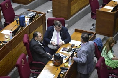 El senador liberocartista Dionisio Amarilla (c), el liberal Lider Amarilla (PLRA) y el liberal Ever Villalba (PLRA) conversan en la sala de sesiones del Senado.