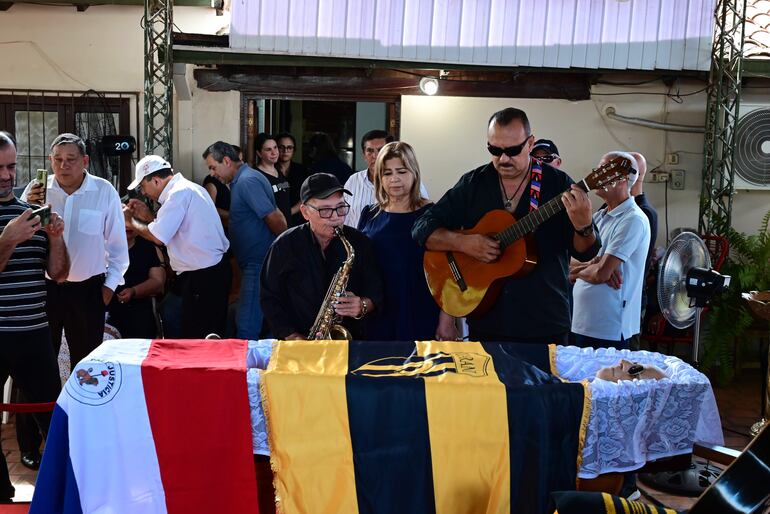 Varias agrupaciones musicales llegaron hasta el lugar del velatorio para rendir homenaje a don Quemil Yambay.