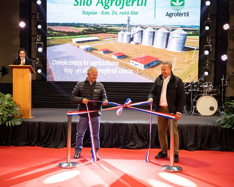 Antonio Ivar Sarabia y Paulo Sarabia durante el acto de inauguración del nuevo silo de Agrofértil.