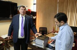 El senador Dionisio Amarilla entregó al secretario del Senado Antonio Sánchez el informe final de la Comisión Garrote.