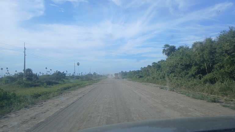 Maquinarias de la empresa menonita subcontratada, trabajando en el camino que va a Fuerte Olimpo.