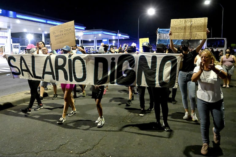 Familiares de policías se manifiestan en reclamo a los incrementos salariales y mejores condiciones laborales, este martes, en la Jefatura de Policía de Santa Fe, en Rosario (Argentina). EFE/ Sebastián Granata
