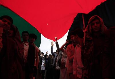 Manifestantes con una bandera palestina ayer miércoles durante una protesta en Saná, Yemen.