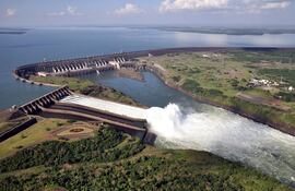 Represa hidroeléctrica Itaipú con una de las canaletas de su vertedero abierta, un hecho extraño en tiempos de bajante. (foto de archivo)