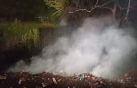 Incendio en barranco lleno de basura movilizó a varias compañías de bomberos
