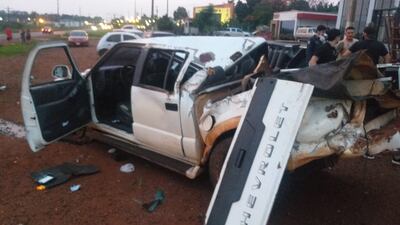 La camioneta de la víctima quedó destrozada a raíz del violento vuelco.