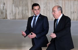 El ministro de Exteriores de Paraguay, Rubén Ramírez (i) es recibido en Brasilia por el canciller de Brasil, Mauro Vieira. (AFP)