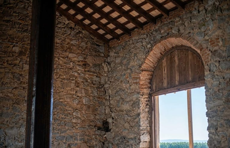 Cuidadoso trabajo de restauración en la mampostería de piedra del primer edificio de la exestación de Ybytymí.