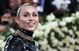 La cantante Miley Cyrus en el MET Gala. La artista reveló que sufrió de una grave infección de la rodilla, durante la grabación de la película que acompañará a su nuevo álbum.