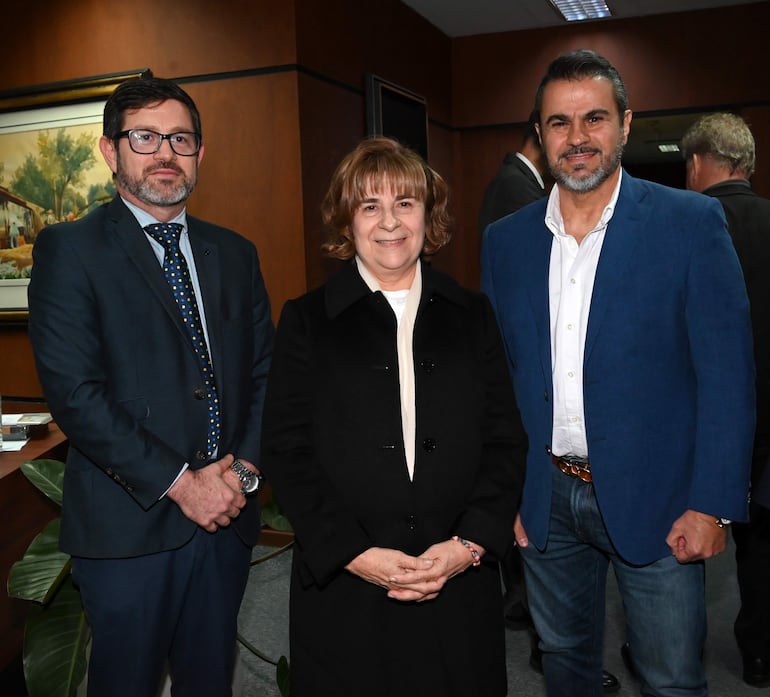 La Asociación del Cuerpo Consular del Paraguay llevó a cabo una Sesión de Honor con la presencia de destacadas autoridades nacionales y la participación activa de embajadores y consules, los miembros de la Asoconsular. Esta importante reunión institucional busca estrechar los lazos de cooperación bilateral, fortalecer la agenda diplomática conjunta y analizar diversos temas estratégicos orientados a optimizar la asistencia y la gestión consular en el país durante el actual período de trabajo. En la foto Aldo Vera, Hilda Rieder y Jorge Pappalardo.