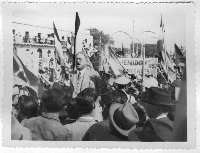 José P. Guggiari habla ante la multitud que lo recibió a su vuelta del exilio, el 14 de agosto de la Primavera Democrática del 46