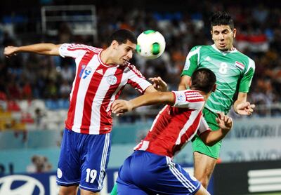 El defensor Matías Pérez se impone en las alturas para conectar de cabeza, en el duelo ante Irak en el Mundial Sub 20 Turquía 2013, en el que la Albirroja quedó eliminada en octavos de final.
