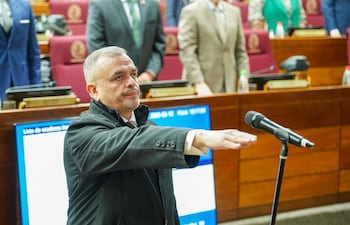 Carlos Liseras volvió a jurar como senador activo.