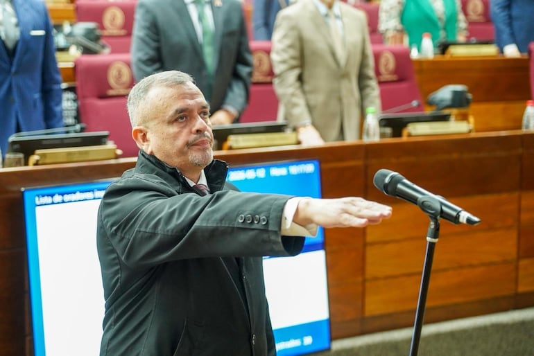 Carlos Liseras volvió a jurar como senador activo.
