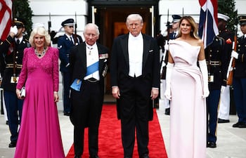 ¡Elegantísimas, la reina británica y la primera dama estadounidense! Donald Trump y Melania Trump posan con el rey Carlos III y la reina Camila de Gran Bretaña a su llegada a la Sala Este de la Casa Blanca. (Henry NICHOLLS / AFP)