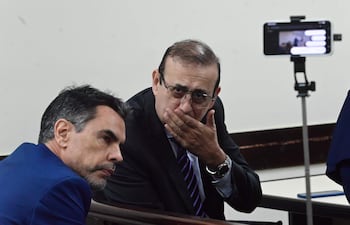 Senador Erico Galeano (ANR - cartista) charla con el Abg. Cristóbal Cáceres Frutos, quien renunció a la defensa del legislador acusado, pero sigue asesorando a los actuales defensores.