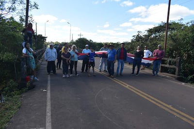 El sector pesquero comercial de Atinguy realizó la segunda jornada de manifestación para reclamar a la Entidad Binacional Yacyretá el cumplimiento de compromisos asumidos