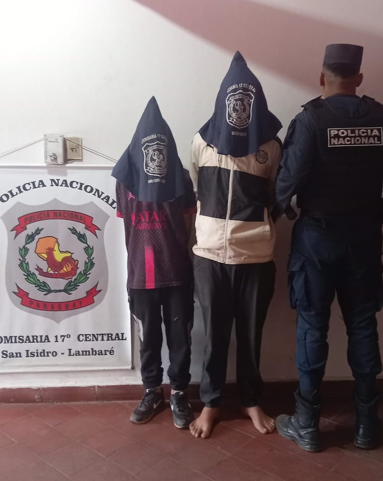 Los dos sospechosos detenidos en la sede de la comisaría 17° Central del barrio San Isidro de la ciudad de Lambaré.
